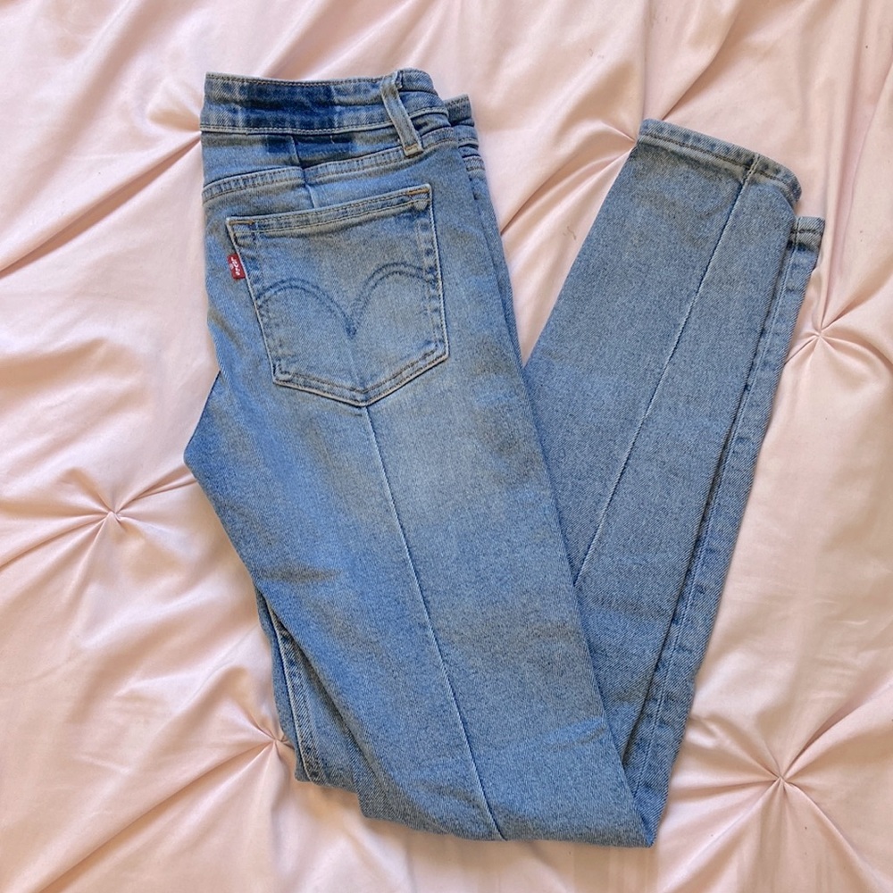 Levi’s 711 Skinny Jeans W 26 L 30. Light blue jeans
